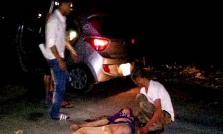 Một nữ thanh niên bị thương nặng được người dân gọi xe taxi đưa đi cấp cứu.
